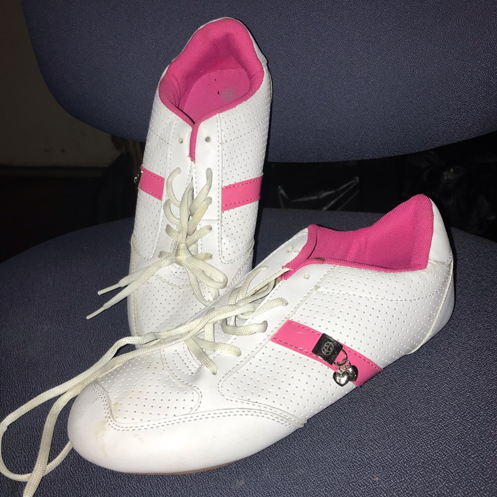 Tennis shoes